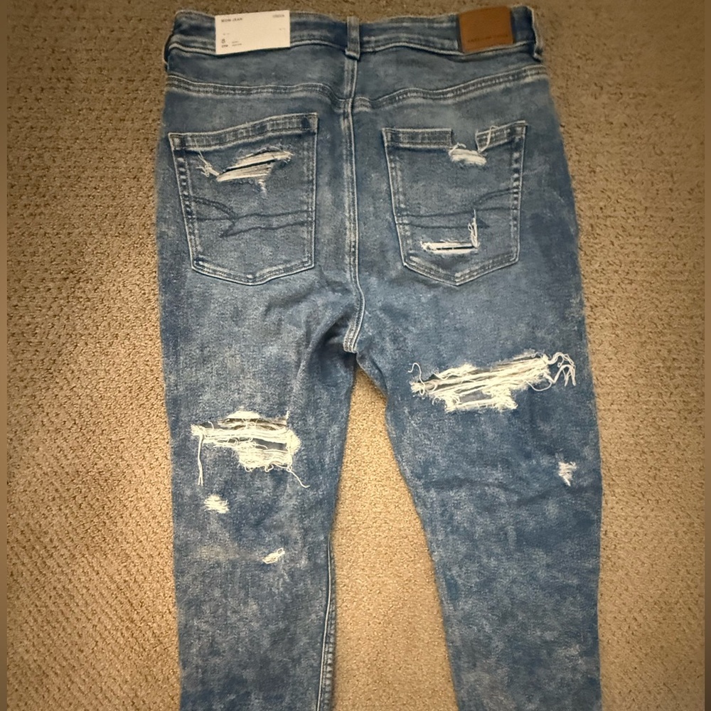 American Eagle Distressed Light Acid Washed Mom Jean -8 short - Picture 4 of 12
